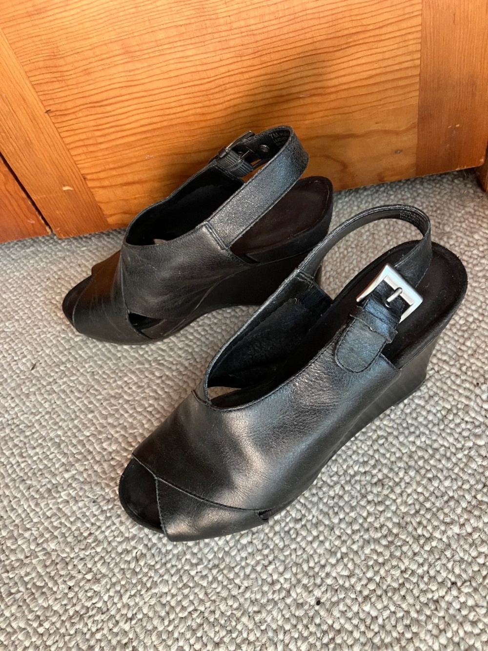 AEROSOLES Plushing Bride black leather wedge sandals 7 M